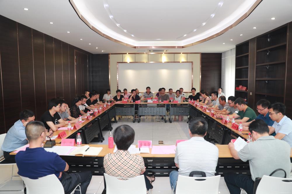 由（縣委常委、政法委書記）官雄主持、黃美萍（縣委書記）蘇建旗（縣長）參加“村企結對、真情幫扶”簽約授牌儀式、