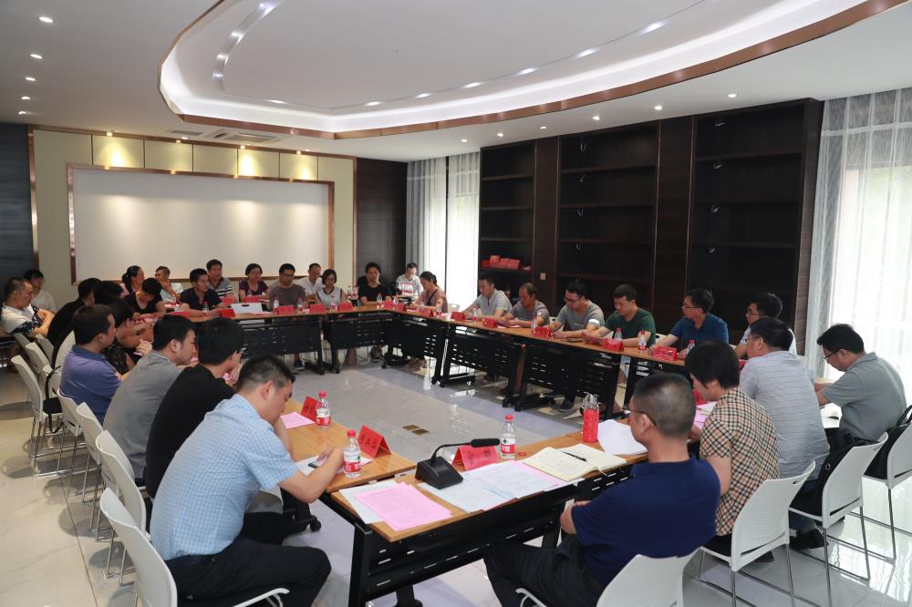 由（縣委常委、政法委書記）官雄主持、黃美萍（縣委書記）蘇建旗（縣長）參加“村企結對、真情幫扶”簽約授牌儀式、