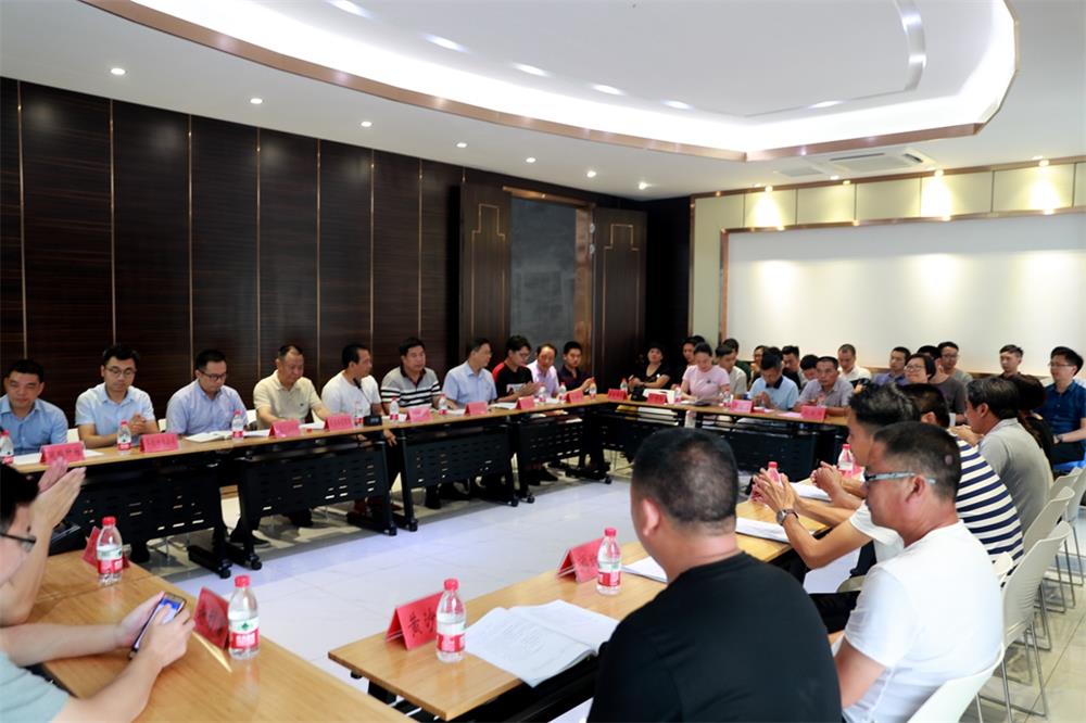 由（縣委常委、政法委書記）官雄主持、黃美萍（縣委書記）蘇建旗（縣長）參加“村企結對、真情幫扶”簽約授牌儀式、