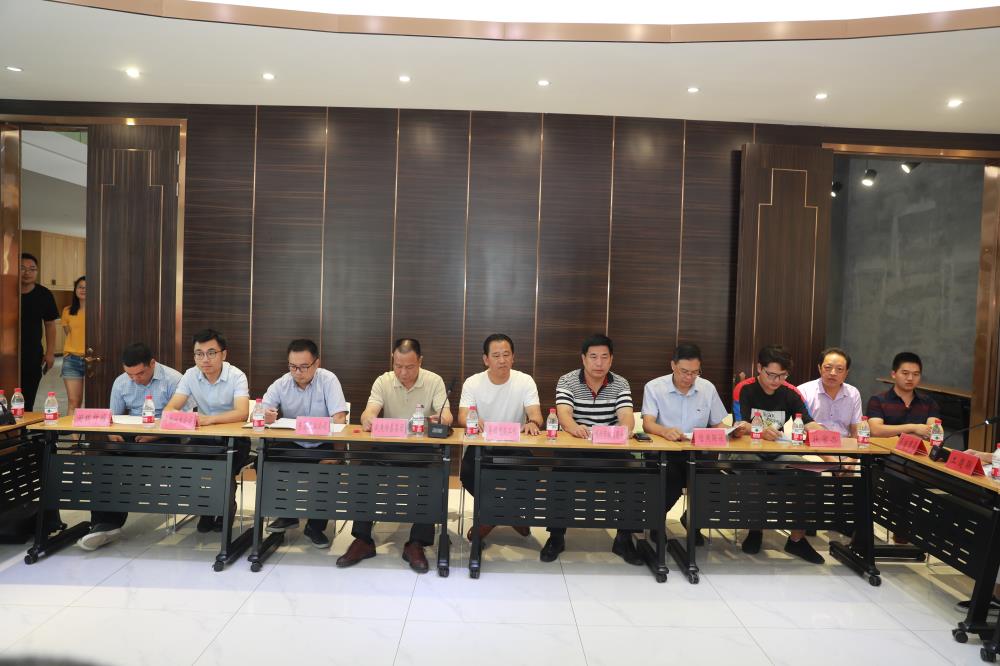 由（縣委常委、政法委書記）官雄主持、黃美萍（縣委書記）蘇建旗（縣長）參加“村企結對、真情幫扶”簽約授牌儀式、