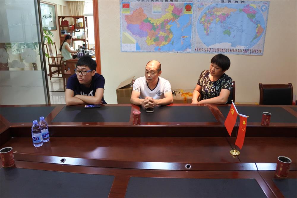 知識改變人的命運，公司職工子女考上大學 單位頒發助學金