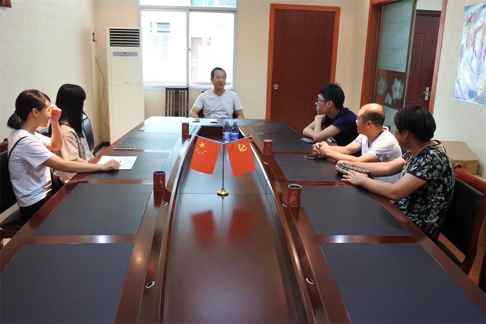 知識改變人的命運，公司職工子女考上大學 單位頒發助學金