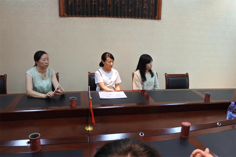 知識改變人的命運，公司職工子女考上大學 單位頒發助學金