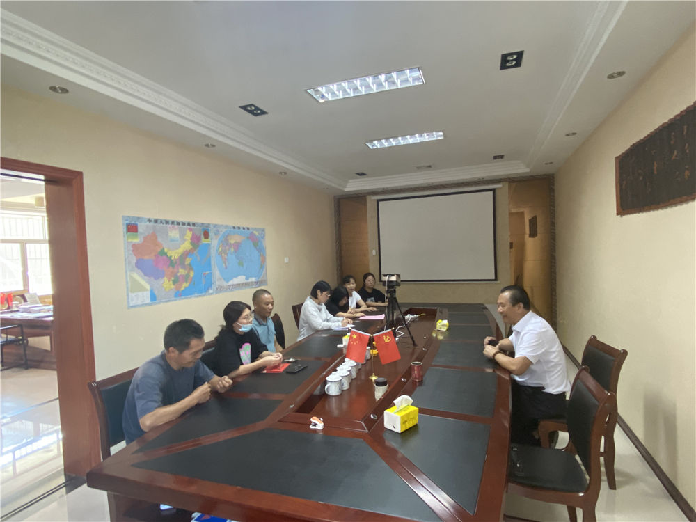 “關愛員工，情系學子”易順公司董事長為員工子女發放助學金