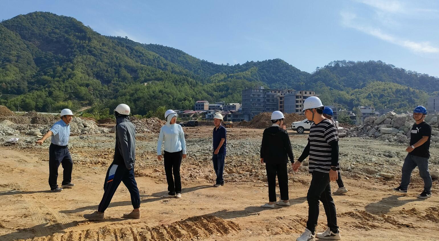 葉蕓書記和胡軍副縣長到松溪縣標(biāo)準(zhǔn)化廠房項(xiàng)目視察施工現(xiàn)場進(jìn)度情況