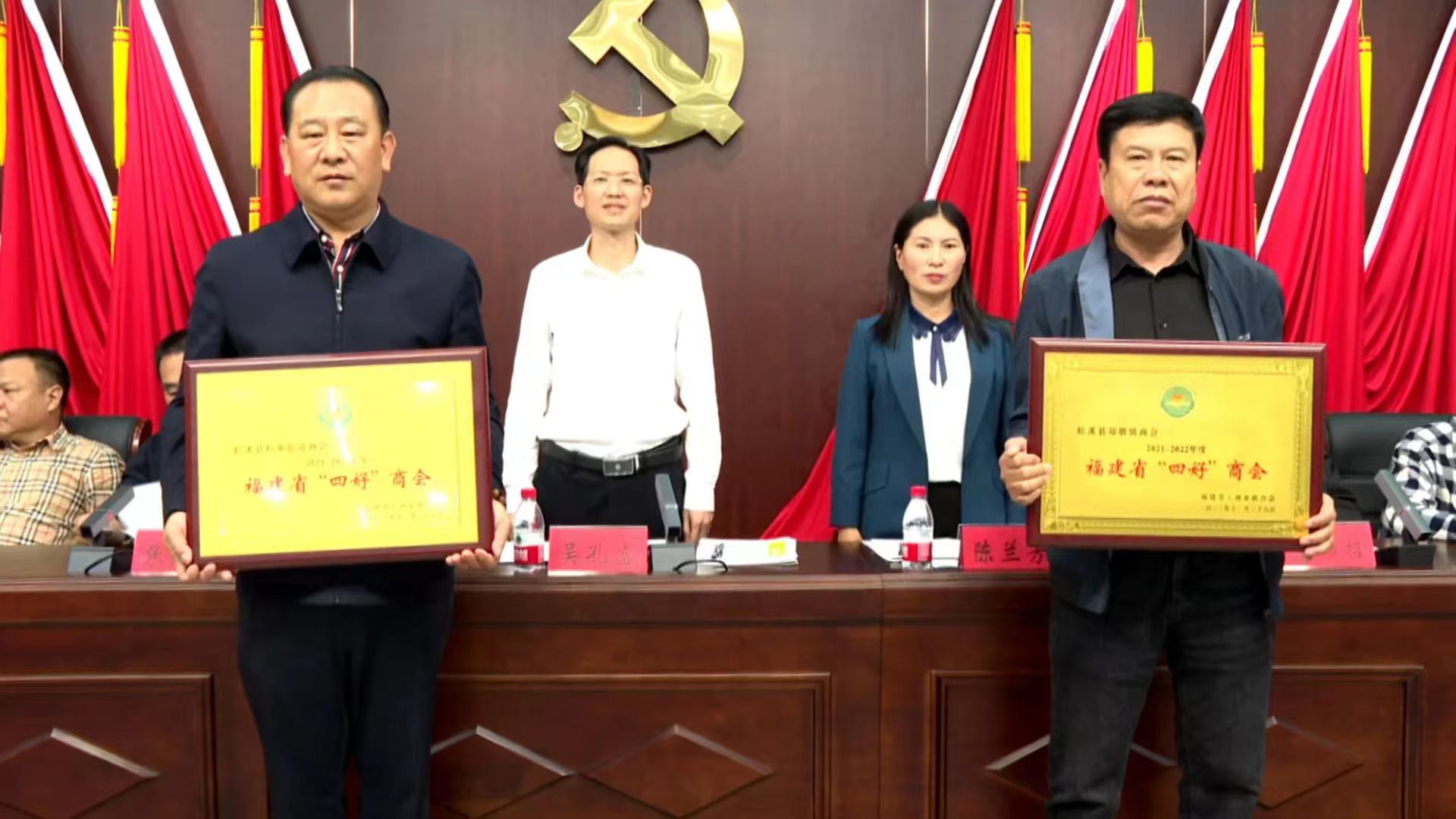 易順建工集團(tuán)董事長李易順作為松溪街道商會代表領(lǐng)取2021-2022年度福建省“四好”商會榮譽(yù)獎(jiǎng)項(xiàng)。