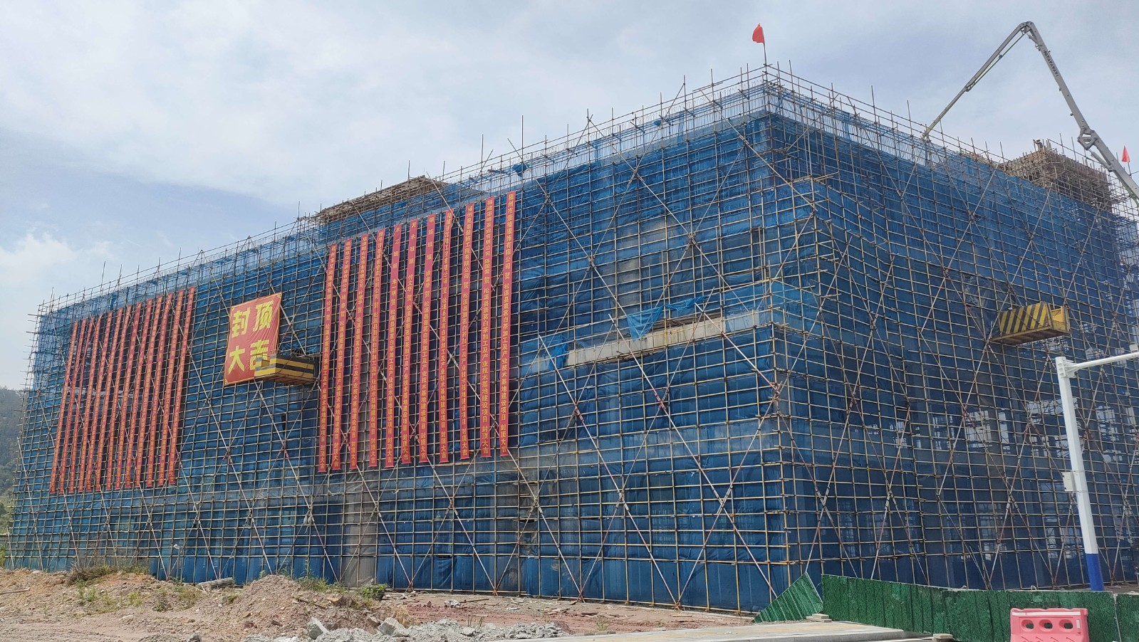 易順建工集團有限公司承建的熹茗白茶加工及產業技術基地建設項目一期工程順利封頂！