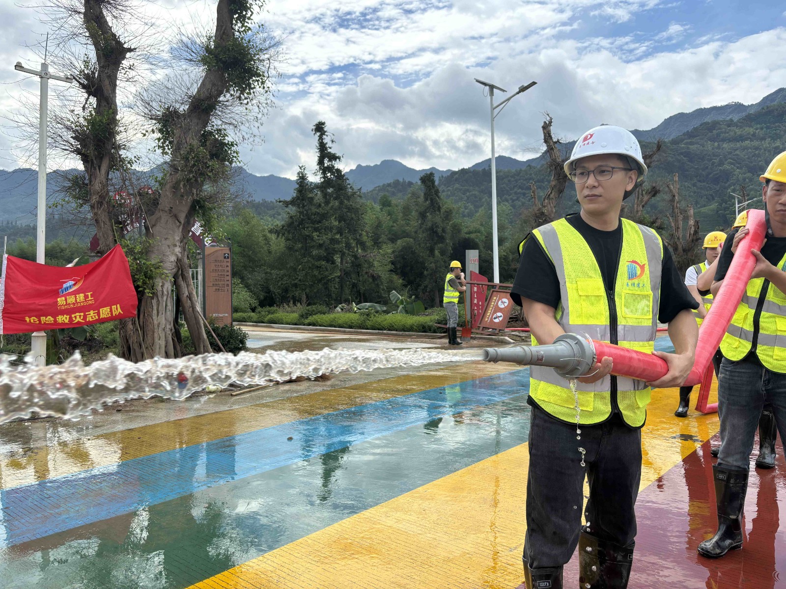 易順建工集團有限公司總經理李晉恒率領廣東子公司、廈門分公司負責人馳援梅口埠 助力災后淤泥垃圾清理工作