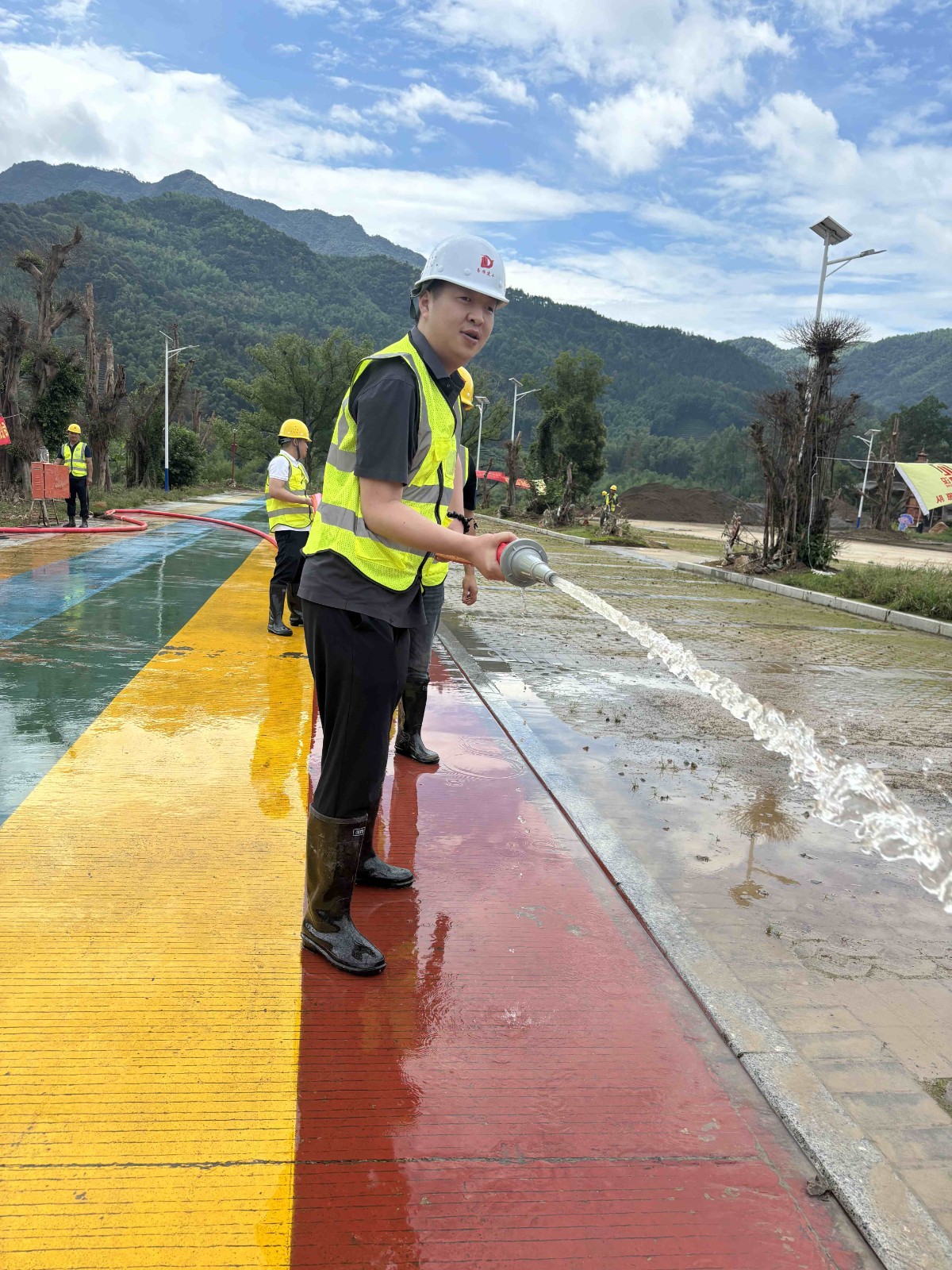 易順建工集團有限公司總經理李晉恒率領廣東子公司、廈門分公司負責人馳援梅口埠 助力災后淤泥垃圾清理工作