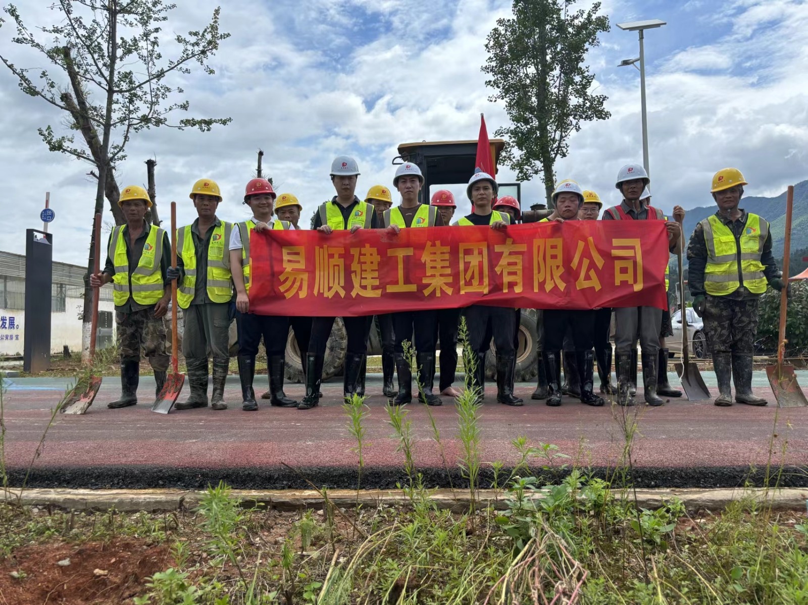 易順建工集團有限公司總經理李晉恒率領廣東子公司、廈門分公司負責人馳援梅口埠 助力災后淤泥垃圾清理工作