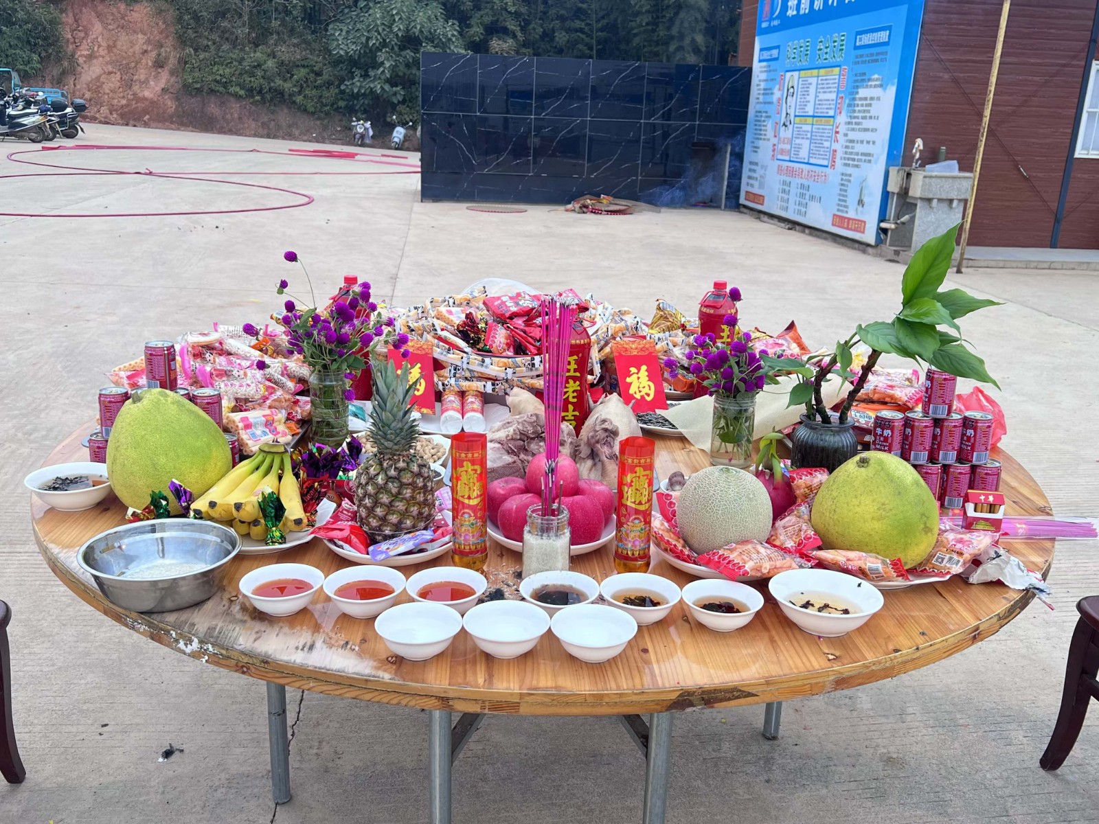 易順建工集團有限公司承建的松溪縣三和循環經濟產業園標準化廠房和基礎設施提升項目——標準化廠房建設項目封頂大吉！