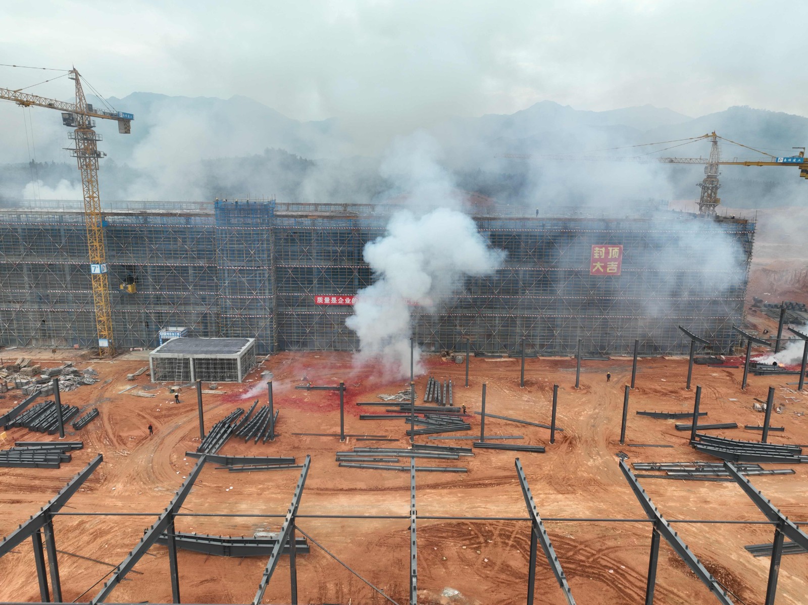 易順建工集團有限公司承建的松溪縣三和循環經濟產業園標準化廠房和基礎設施提升項目——標準化廠房建設項目封頂大吉！