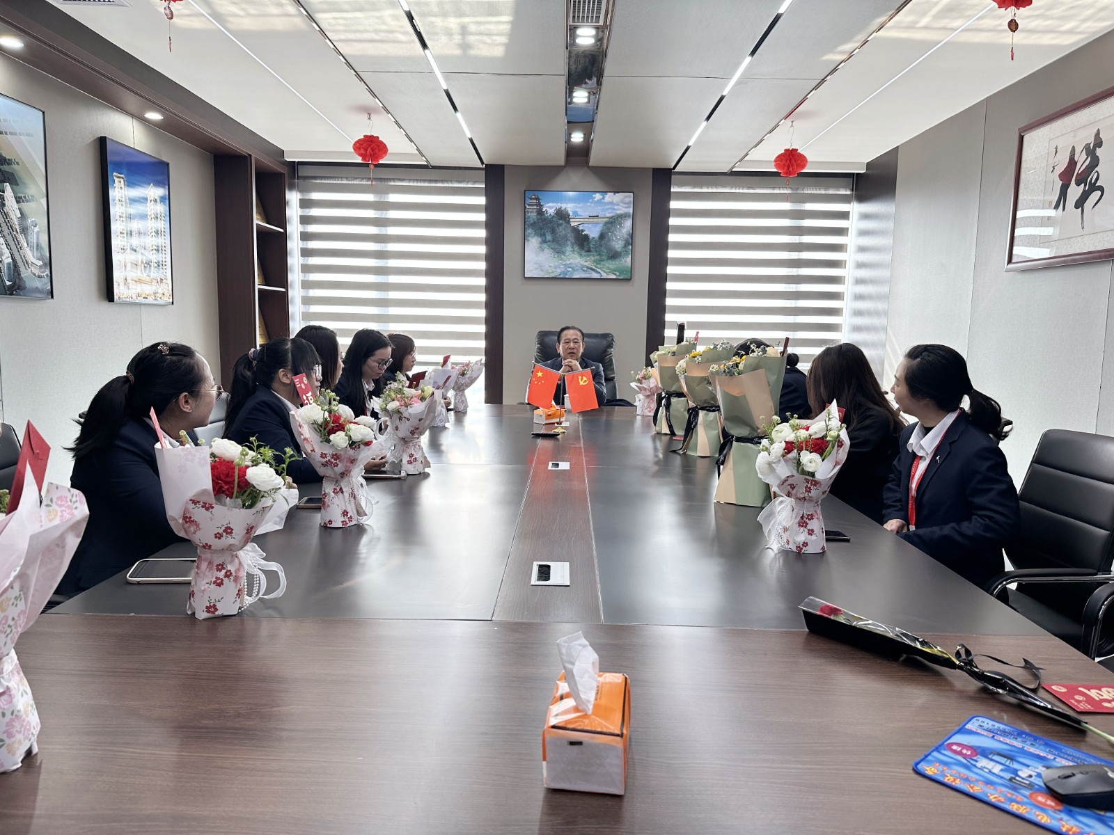 “同心協力 乘風破浪 巾幗力量，再創輝煌”易順建工集團舉行婦女節慶祝大會