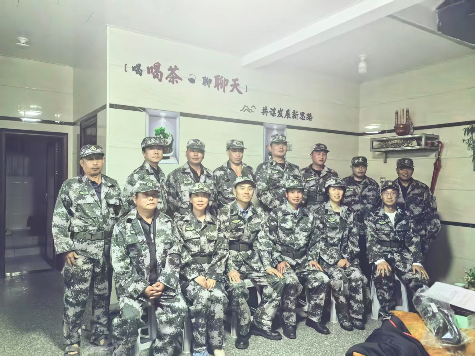 易順建工集團有限公司向松源街道錢園橋村捐贈16套迷彩服