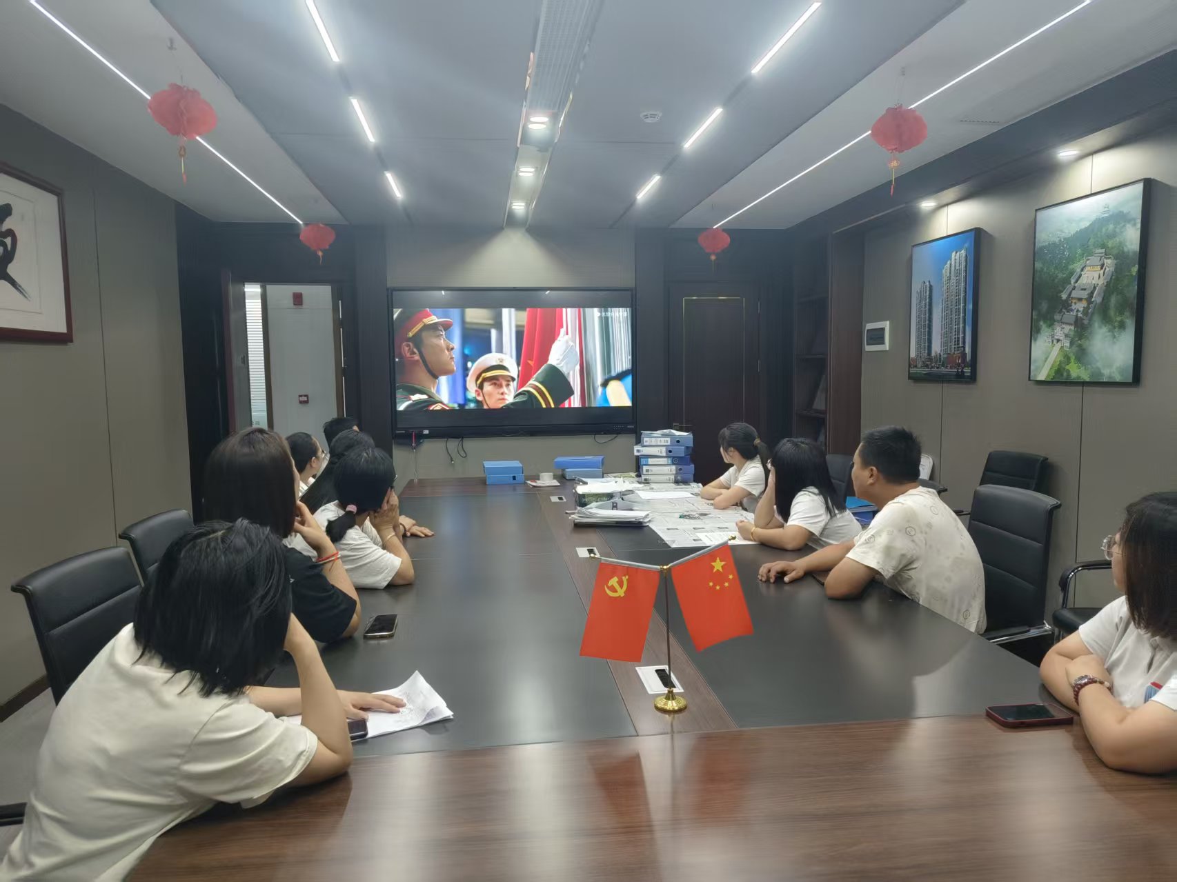 賡續(xù)紅色血脈，凝聚奮進力量 —— 易順建工集團黨支部國慶觀影《我和我的祖國》