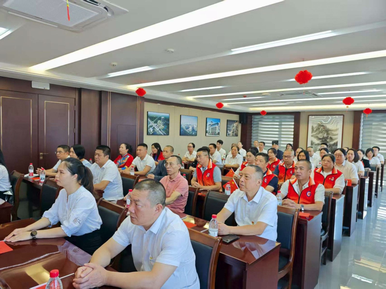 易順建工集團有限公司聯合松溪縣委統戰部機關集中集中觀看紀念中國人民抗日戰爭暨世界反法西斯戰爭勝利80周年大會