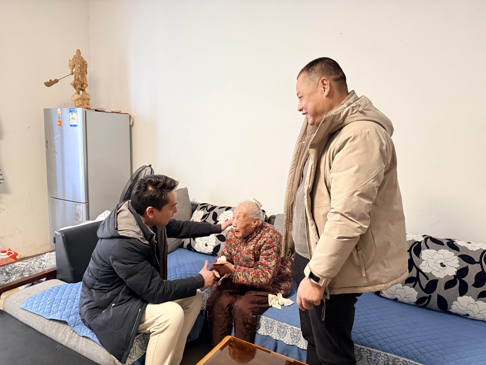 情暖寒冬，心系民生——易順建工集團(tuán)開(kāi)展困難黨員及群眾慰問(wèn)活動(dòng)