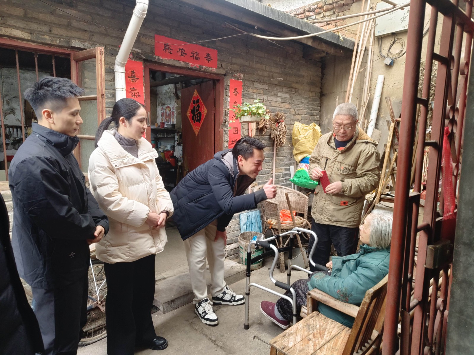 情暖寒冬，心系民生——易順建工集團(tuán)開(kāi)展困難黨員及群眾慰問(wèn)活動(dòng)