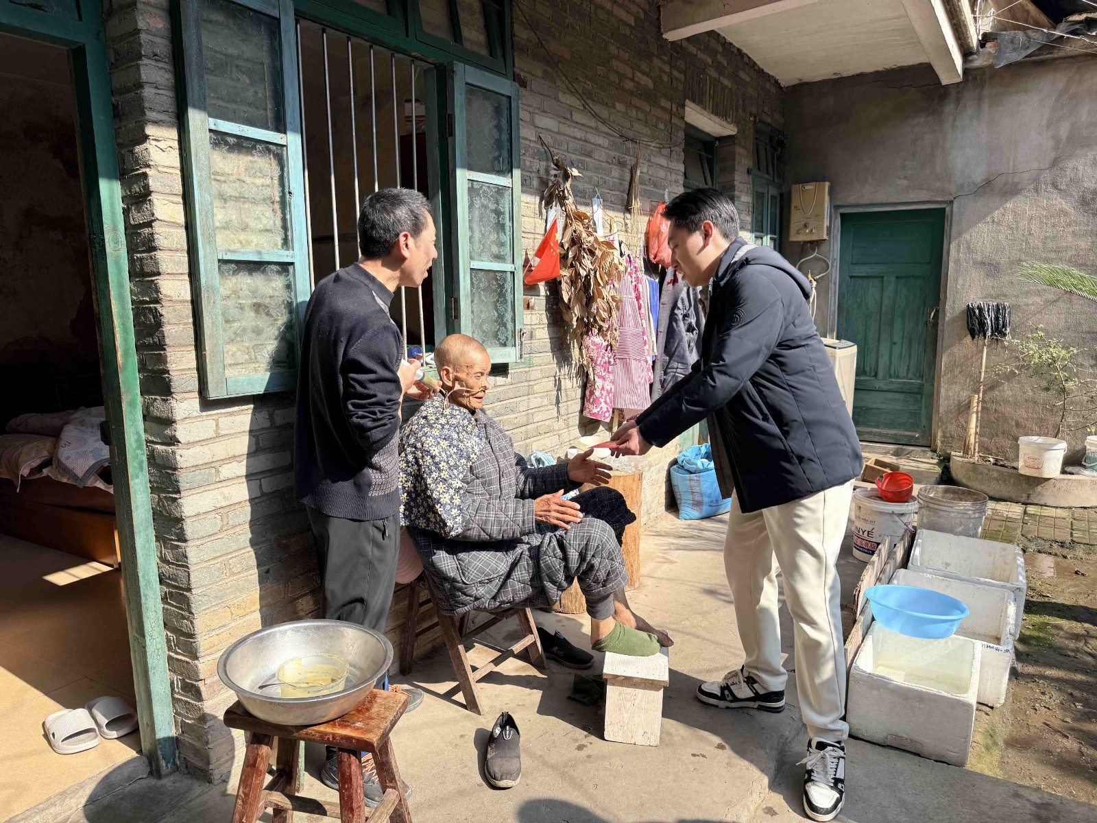 情暖寒冬，心系民生——易順建工集團(tuán)開(kāi)展困難黨員及群眾慰問(wèn)活動(dòng)